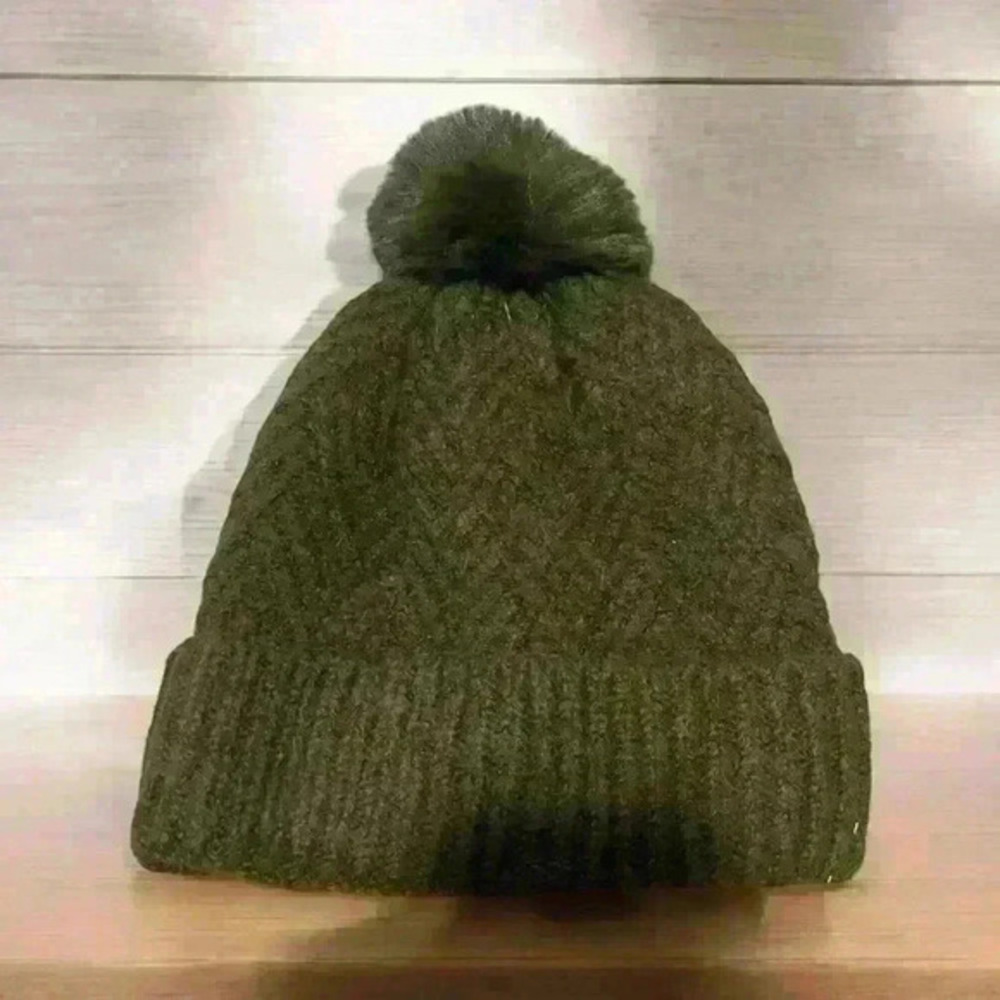 NWOT Ellie’s Boutique Fashion warm knitted hat with faux fur pom pom ❤️